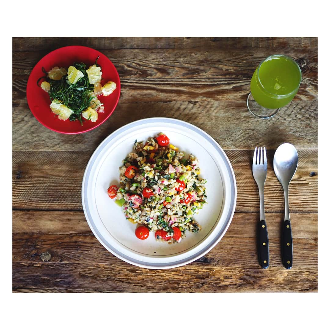 高山都さんのインスタグラム写真 - (高山都Instagram)「鯖とイロドリ野菜のリゾット、グレープフルーツとおかひじきのサラダ。 缶詰バンザイ。鯖缶ラブ🐟 次の次のアップ(8月の2週目)の #みやれしぴ でレシピ紹介します。 簡単だけど、美味しくてヘルシーなリゾット。 グレーのラインのお皿は駒沢にある @tokyo_dance_  で、赤は#青木良太 さん @ryotaaoki  カトラリーはデンマークのブランドのヴィンテージ。 #みやれゴハン #おうちごはん #簡単 #レシピ #鯖缶 #鯖 #鯖缶が好き #うつわ #うつわ好き #夏飯 #ヴィンテージ」7月20日 13時31分 - miyare38