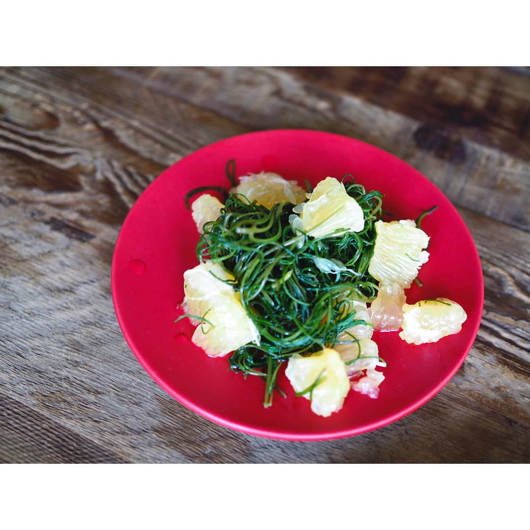 高山都さんのインスタグラム写真 - (高山都Instagram)「鯖とイロドリ野菜のリゾット、グレープフルーツとおかひじきのサラダ。 缶詰バンザイ。鯖缶ラブ🐟 次の次のアップ(8月の2週目)の #みやれしぴ でレシピ紹介します。 簡単だけど、美味しくてヘルシーなリゾット。 グレーのラインのお皿は駒沢にある @tokyo_dance_  で、赤は#青木良太 さん @ryotaaoki  カトラリーはデンマークのブランドのヴィンテージ。 #みやれゴハン #おうちごはん #簡単 #レシピ #鯖缶 #鯖 #鯖缶が好き #うつわ #うつわ好き #夏飯 #ヴィンテージ」7月20日 13時31分 - miyare38