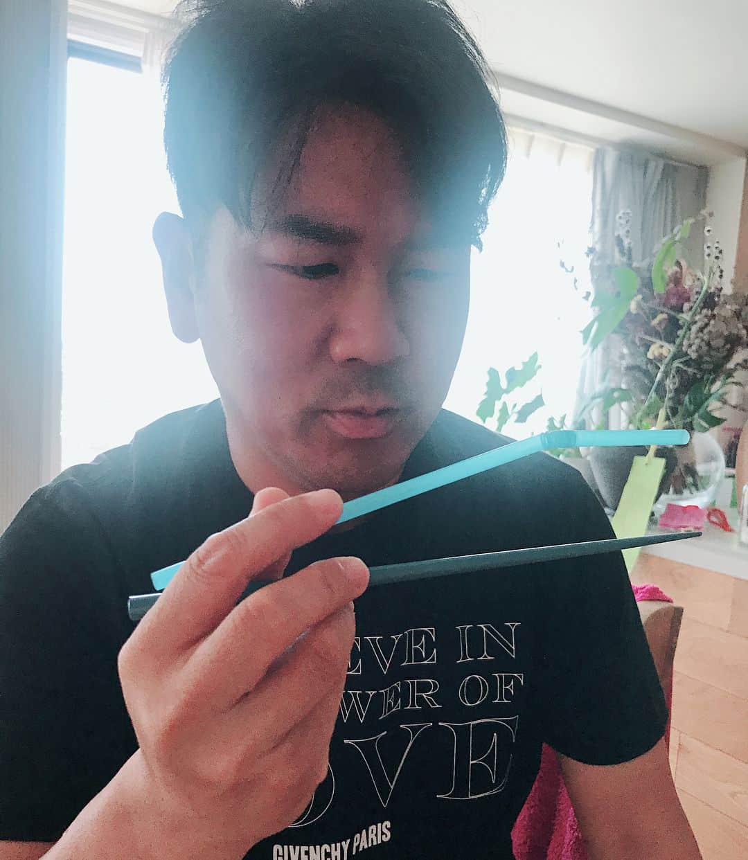 のインスタグラム：「仕事行く前に 冷やし中華を作ってあげました。 適当にお箸をとって 並べて はいできた！食べな🙏🏼て言って 食べようとしたら… 「こんなことある？！え？！ うそやん！！こんな間違え方ある？！」て騒いでるから うるせーなと思って見たら 青は青でも、ストローでした☺️ #そんな突っ込んでくる？ #え？ #逆にそんなに？！ #黙ってそれで食え」