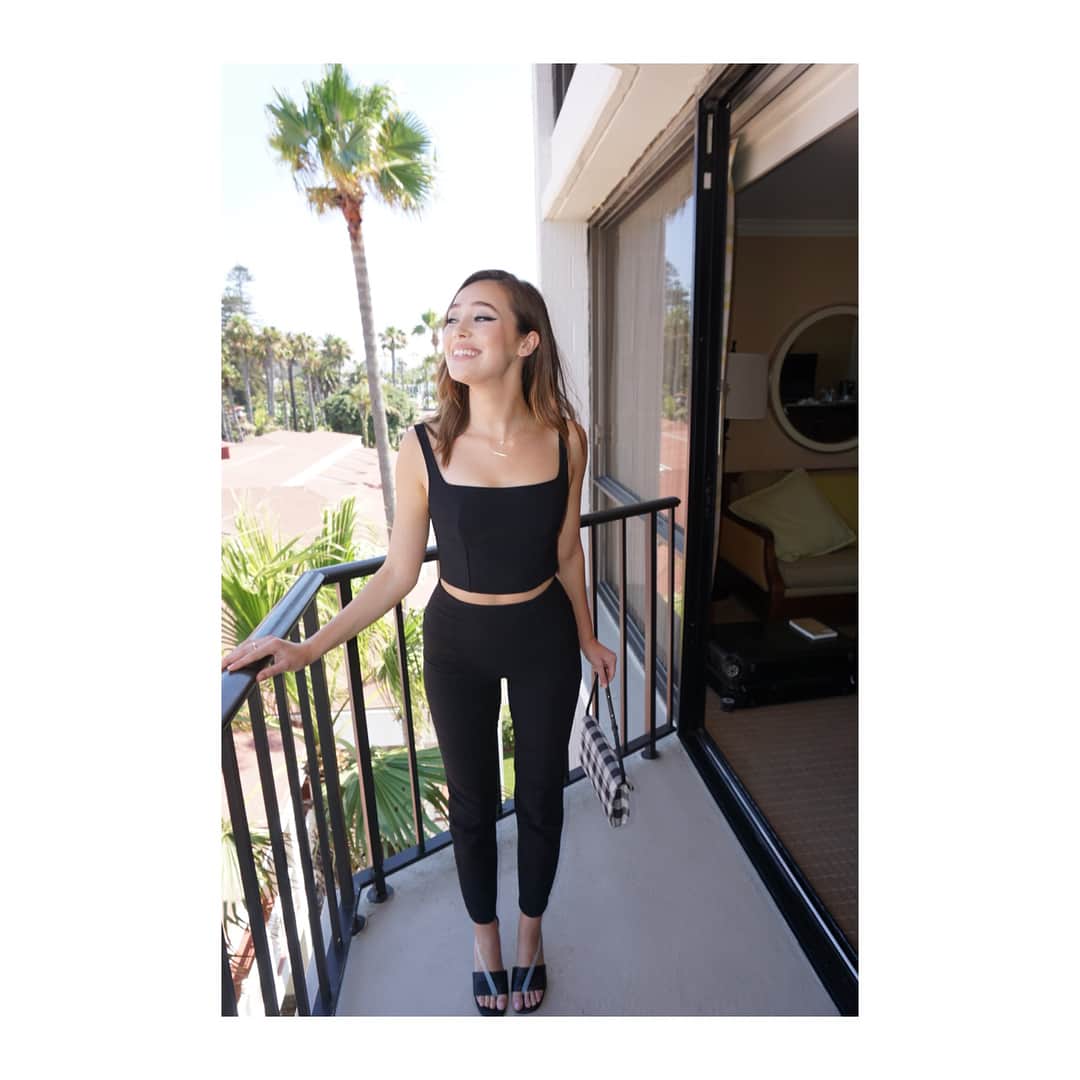 アリシア・デブナム・キャリーのインスタグラム：「💅🏼 lewks.」