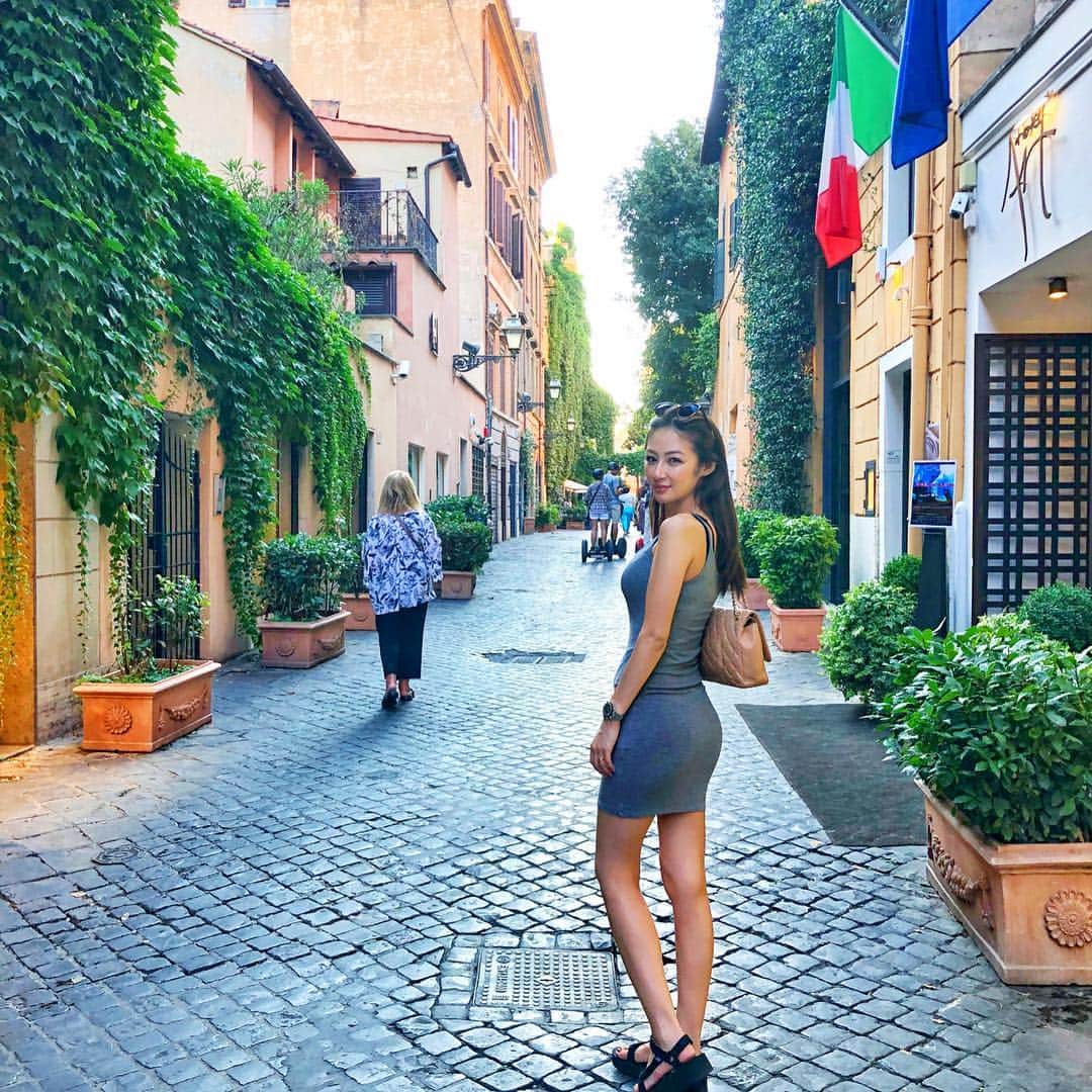 のインスタグラム：「✈️✈️🇮🇹🇮🇹 First stop 📍Rome  まず最初はローマ！  大好きな映画 #ローマの休日 の主人公気分を味わせてくれました😍ここはジョーのアパートがあった #マルグッタ通り  #bucketlist✔️ #romanholiday #viamargutta #南イタリア #旅スタグラム  #rome #southitaly」