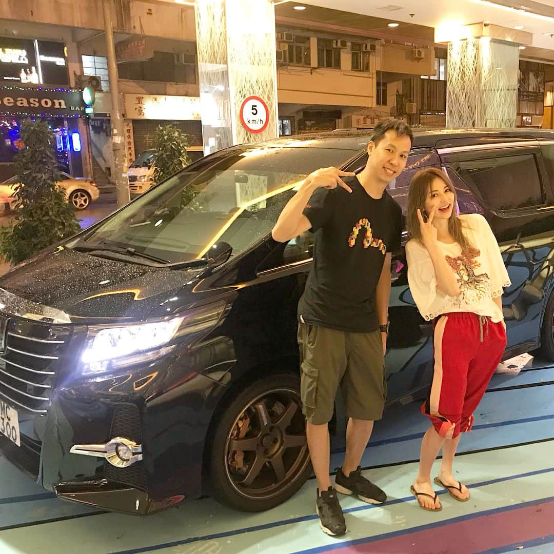 香里奈さんのインスタグラム写真 - (香里奈Instagram)「Behind The Scenes Photos of after work in Hong Kong 🇭🇰 There is a big gap between ideal and reality😂 And, he is a driver. He worked hard with us while we're staying there!! Thank you so much😄✨ 香港で仕事が全て終わったの時の写真 仕事中と現実世界のgapがすごく感じられる写真をスタッフに激写されていた 笑 3枚目の写真はドライバーさんで、撮影中色々と大変だった中、嫌な顔一つせず頑張ってくれました！ ありがとう！！ #iamkarina  #itisnotfake #forreal #hongkong  #shooting #biggap #onandoff #チャンプロード じゃないよ #Noriem #香里奈 #karina #G香里奈 #gkarina #japanesemodel #富取正明 #masaakitomitori #event #hongkong #香港  #kitec  #IAA #PuffinEntertainment #VIVIENNETAM」7月20日 17時01分 - karina_official_221