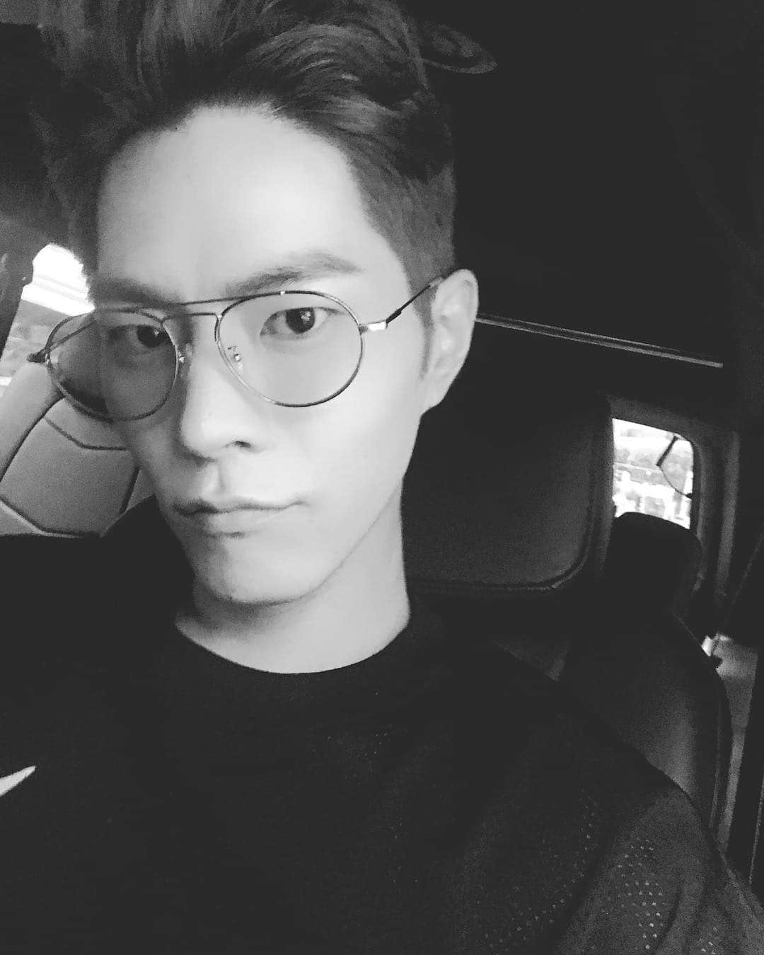 ホン・ジョンヒョンのインスタグラム：「뀨😏 모두모두 더위조심🖤 #뜨겁다」