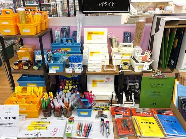 のインスタグラム：「東急ハンズ新宿店8階にて開催中の文具フェア「ナツブン」に、ハイタイドも出店しています！ 文具メーカー16社から、夏柄をあしらった紙製品や夏にピッタリな文具が揃います。 お近くにお立ち寄りの際はぜひ覗いてみてくださいね！ パステルカラーのゴンドラが目印です。 . Event Info ナツブン 日程：2018年7月14日（水）〜8月15日（水） 時間：10:00〜21:00 場所：東急ハンズ新宿店 8F . #hightide  #ハイタイド #penco #stationery  #stationeryaddict  #文房具  #文房具好き  #ナツブン  #東急ハンズ  #夏の文房具」