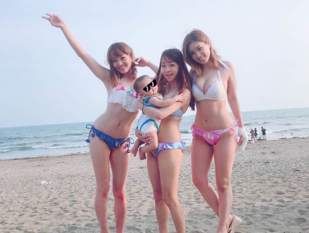 葵ゆりかさんのインスタグラム写真 - (葵ゆりかInstagram)「悩みや悲しい気持ちも吹き飛ぶ場所♡  #海 #由比ヶ浜 #beach #summer #夏 #鎌倉 #bikini #水着 #japanesegirl #bestfriends #japan #🍺 #👶」7月20日 17時21分 - yuriyuricchi