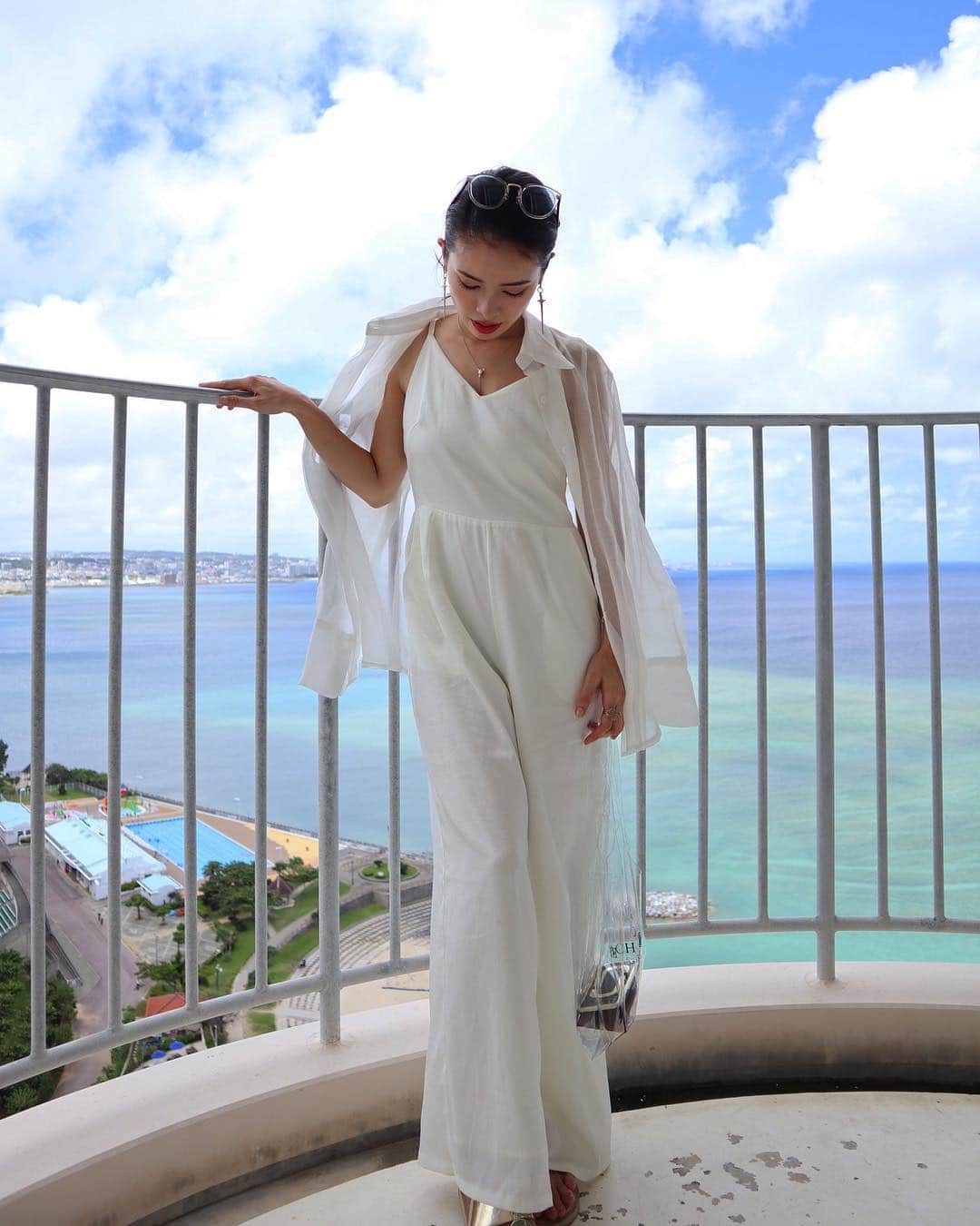 尾崎紗代子さんのインスタグラム写真 - (尾崎紗代子Instagram)「沖縄行った時の機内コーデ🌝 機内はゆったり柔らか素材で楽チン。 @searoomlynn_official のビニールショッパー？が凄く使いやすくて 沖縄で大活躍中。 シャツは @room306contemporary  オールインワンは @duras サンダルは @aldo_shoes  サングラスはADSR でした😊 . #ootd #fashion #basic #coordinate #outfit #osayocode  #데일리  #심플  #일본인 #今日のコーデ #シンプルコーデ #ファッション」7月20日 17時36分 - osayo_osayo