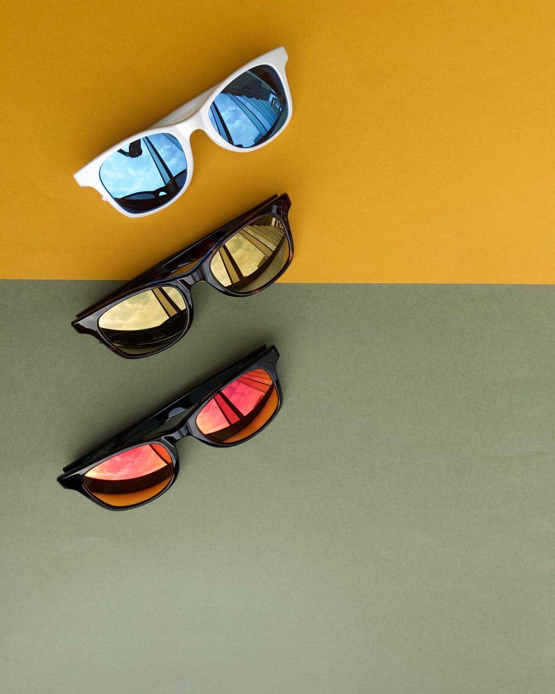 Zoff Officialのインスタグラム：「TREND SUNGLASSES🕶 . 軽量な素材を使用したウェリントンサングラス。 スポーティーなミラーレンズはバケーションシーズンのお供に、1本持っていて損はないアイテムです🏝 . 上：ZN181G09_10E1 中：ZN181G09_49A1 下：ZN181G09_14E1 全て¥3,780(税込) . #fashion#glasses#sunglasseslover #eye#eyewear#eyewearstyle #sunglasses#sunglassesfashion #sunglasses😎#🕶#👓#😎 #メガネ#メガネ女子#メガネ男子#サングラス#optical#ゾフ#ウェリントン#フレーム#new#zoff#clear#fashiondiaries#color#lens#colorlens#wellington#frame#wellingtonframe」