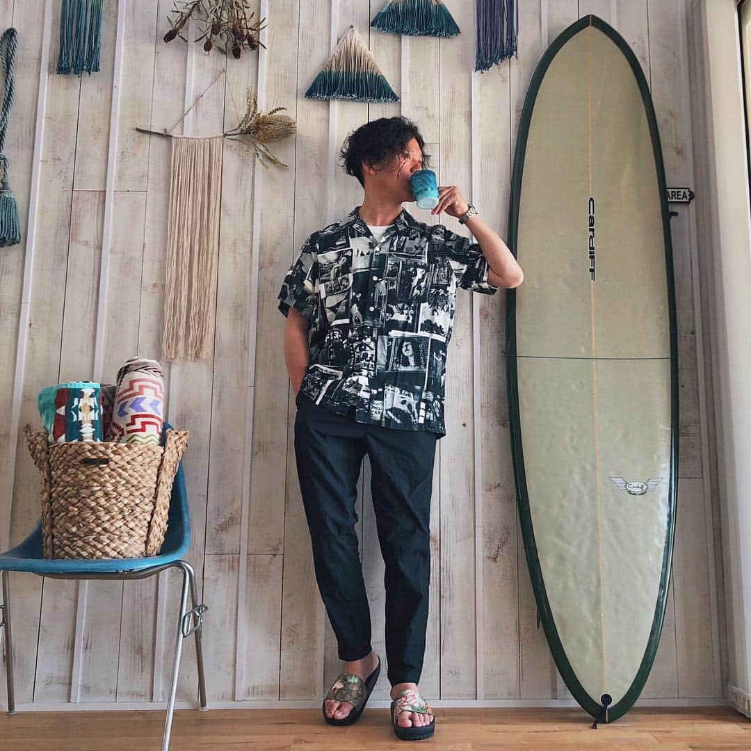 dorazenのインスタグラム：「・ 〰️〰️〰️ 暑すぎだけどみんなが元気か心配すぎる🤦🏾‍♂️ ・ じじいが夏でいちばん楽しみな日 今年は2回もあるなんて🤦🏾‍♂️ モノトーンでウナギとリンクコーデ ・ さて帰ってキリッと冷えた🍶でいただきましょ ・ ・ ……スッ🏠🚶🏾‍♂️…。 #wackomaria #stevenalan #beautyandyouth #graphpaper #gucci」