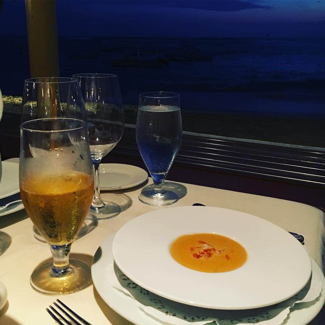 工藤まやさんのインスタグラム写真 - (工藤まやInstagram)「世界一ロマンチックなレストランで、きっと世界一海辺に近いロブスタービスクを。濃厚クリーミーマニアの皆様にはぜひ食べてもらいたい逸品❤️喉の奥でごくんと飲みしめる過程が美味し過ぎて尊い。ファ〜〜。#ハワイ#michelsrestaurant #aloha#lobsterbisque #foodstagram」7月20日 19時02分 - mayahawaii325