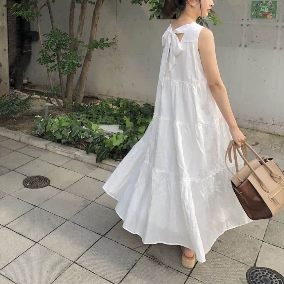 RiLiさんのインスタグラム写真 - (RiLiInstagram)「リボンは甘いだけじゃないのです💕【背中リボン】でちょっぴりオトナなコーデを楽しもう❣❣ ..... リボンというとガーリーになりがちだと思っていませんか？？実は、それだけじゃないんです😲💡✨ ガーリーは苦手！なコ必見！！【背中リボン】で甘さ控えめ、ちょっぴりオトナっぽく着こなしてみませんか🎀 ． ❣ ❣ ❣ ❣ ❣ サイトやSNSで掲載させていただくお写真募集中😘📸 かわいいコーデやアイテム、注目スポットなどが撮れたら、ハッシュタグ→#rili_tokyo を付けて投稿❗ ． Special Thanks💋 Photo by @nice_araki0811 @__riona31 @22_hs_96 @harurappy_1211 @x_sss_x @harurappy_1211 @aya0119 @rinkoroom ． #背中リボン #リボン #背中 #バックリボン #ワンピース #コットン #カジュアル #カジュアルコーデ #ガーリー #ガーリーコーデ #置き画 #置き画くら部 #今日のコーデ #コーデ #コーディネート #RiLi #おしゃれさんと繋がりたい #お洒落さんと繋がりたい #ファッション #패션스타그램 #ootd #outfit」7月20日 22時30分 - rili.tokyo