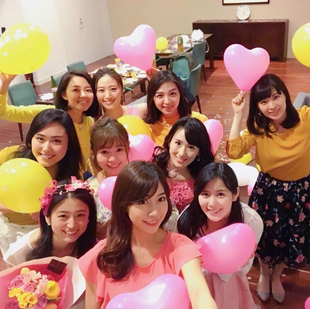 小野寺結衣さんのインスタグラム写真 - (小野寺結衣Instagram)「＊ 🌸Happy Wedding💍優花🌸 ・ ・ ちょっと前のことですが、みんなで優花のお祝いをしました♫ 風船が届かなくて焦ったりしましたが、無事なんとかギリギリ間に合ってホッ☺️ ・ 年もバラバラだけど行事ごとに集まってこうして思い出が増えていくのが嬉しいなー🤩💕 ・ こーんなにも一緒に時間を過ごしてきた仲良しの友達が結婚！なんて初めてなので私の方がなぜかそわそわして実感が湧かない😳笑 ・ 大好きすぎる親友の幸せを心の奥底から願ってます❤️ 結婚しても私を構ってね😭💋 ・ ＊ #ブライダルシャワー #Happy Wedding  #上野優花 #小野寺結衣 #セントフォース  一応#ドレスコード は💗pink&yellow💛 #💍」7月20日 22時57分 - yui_onodera0831