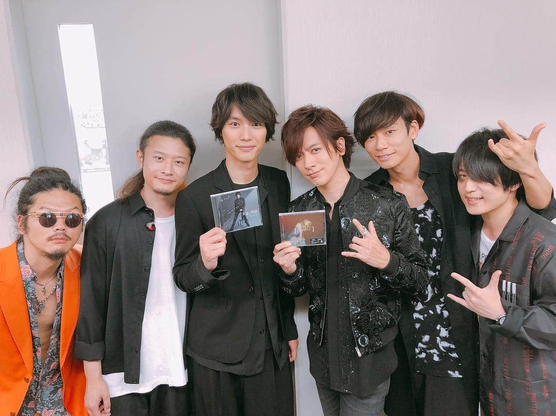 DAIGOさんのインスタグラム写真 - (DAIGOInstagram)「Mステ！[ALEXANDROS]さんと福士蒼汰くんと！初めて[ALEXANDROS]さんと話したけど、本当にいい人たちでした！！実はランスルーのときに俺が〇〇のイベントでてましたよね？って言ったら、それは俺たち出てないですねって。そしたら川上くんが、なんとかドロスが他にもいたのかもしれません！ってフォローしてくれて(´；ω；｀)俺が間違ってたのに優しくて、感動しました！2001年結成で、長くやってるロックバンドの強さを音でも、仲の良さからも感じました！色々話かけたけど、対応してくれてありがとう！また逢いたいですね！福士蒼汰くんはバラエティでたまに共演するくらいだけど、本当に優しい笑顔が印象的！！となりに座れて楽しかった！ワンチャンと接してるときの福士くんはかわいすぎ！さあBLEACHみたくなったぜ！#[ALEXANDROS]#福士蒼汰#DAIGO#BLEACH#Mosquito Bite#ロックカッコいいね！」7月20日 23時27分 - daigo_breakerz_