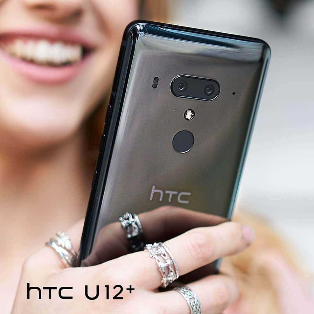 HTCのインスタグラム：「All smiles with the Ceramic Black HTC U12+. 😊 #HTCU12Plus」