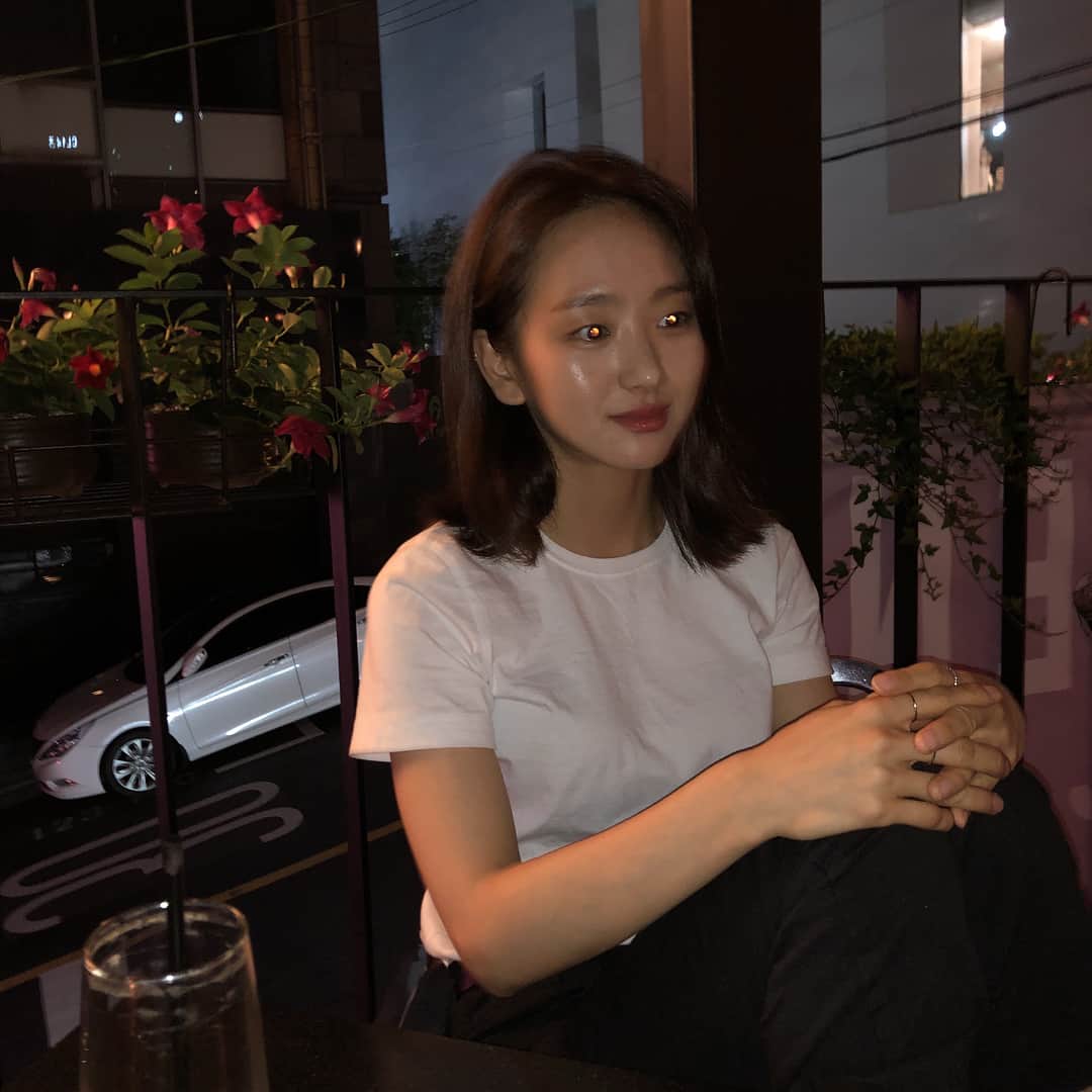 ウォン・ジナのインスタグラム：「@lavieenbluu  규영아..이거 흑백으로 하면 살릴 수 있다며!!ㅋㅋㅋㅋ 눈이 더 산다..얘..」