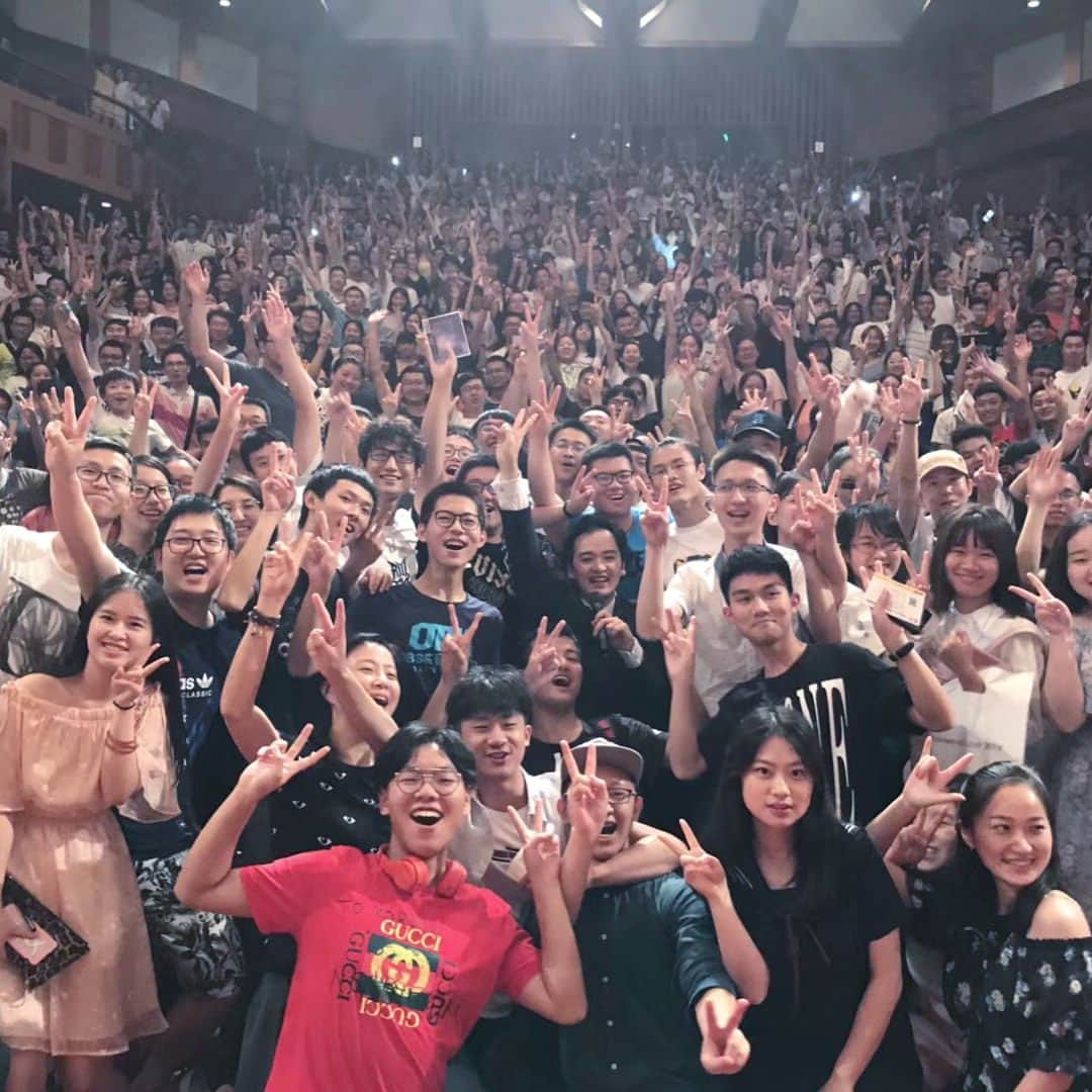 Animenz（アニメンズ）のインスタグラム：「Thanks everyone for coming! Have you ever wondered how those group photos are taken? I included a video this time to capture this specific moment! This has been my 6th concert in China now, flying to Guangzhou tomorrow. Hope to see you again next year!  #chengdu #china #concert #animenz #animenzlive2018 #piano #travel #animenzlive #animepiano #animemusic #pianosheets #youtube #concert #concerttour #liveperformance」