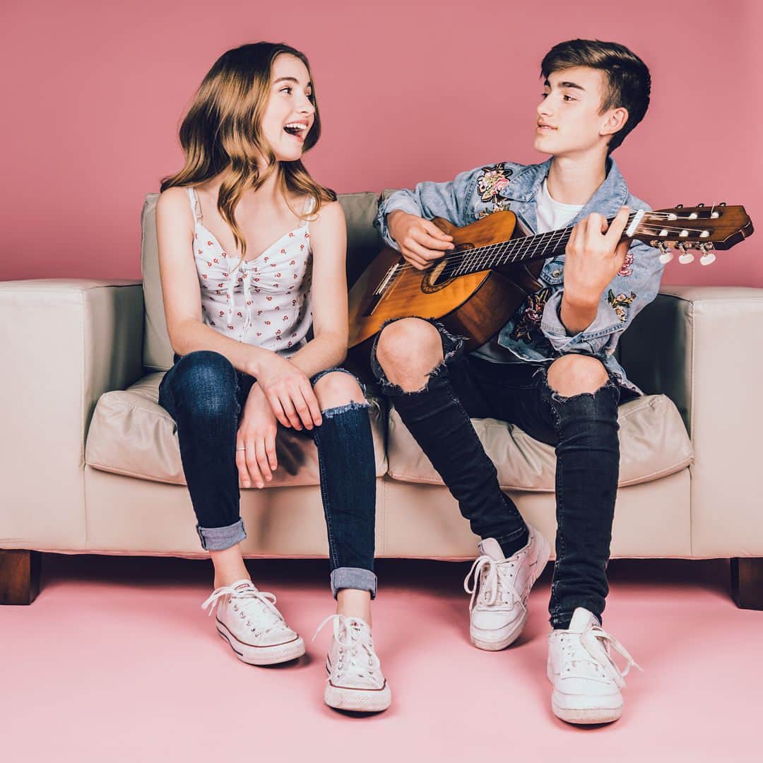 ジョニー・オーランドのインスタグラム：「after months of working on this secret project, i am very excited to announce our new back to school collection!! click the link in my bio to shop the full line!! pre-orders get a signed post card❤️ @laurenandjohnnystore」