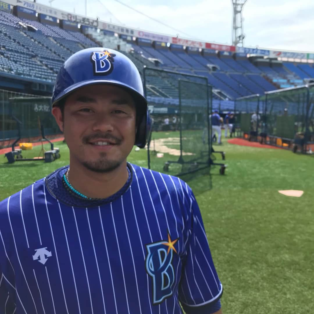 宮崎敏郎のインスタグラム：「【スタッフ】  昨日３安打の宮﨑敏郎選手の練習中のワンシーンです❗️本日も快音連発の予感です‼️熱いご声援をよろしくお願いいたします❗️」