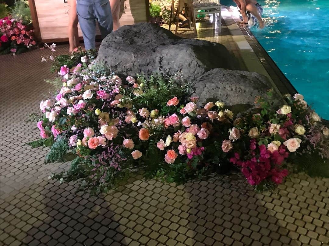 ひよこ先輩さんのインスタグラム写真 - (ひよこ先輩Instagram)「千葉にある #ヒルトン東京ベイ の ナイトプールに来たよ( ˶˙º̬˙˶ )୨⚑︎" ラックスボタニフィークとコラボしてて お花の装飾可愛かったな☺️🌷 ヘアブースや新商品のボタニフィークの ボディーソープめっちゃいい匂いやった😍 7/22までの限定イベントだよ😊🌈 . #LUX#ラックス #ボタニフィーク  #ボタニカルボディソープ #ボタニカルシャンプー #ナイトプール #東京ディズニーリゾート #プール #水着 #ディズニー」7月21日 10時39分 - piyo14ko