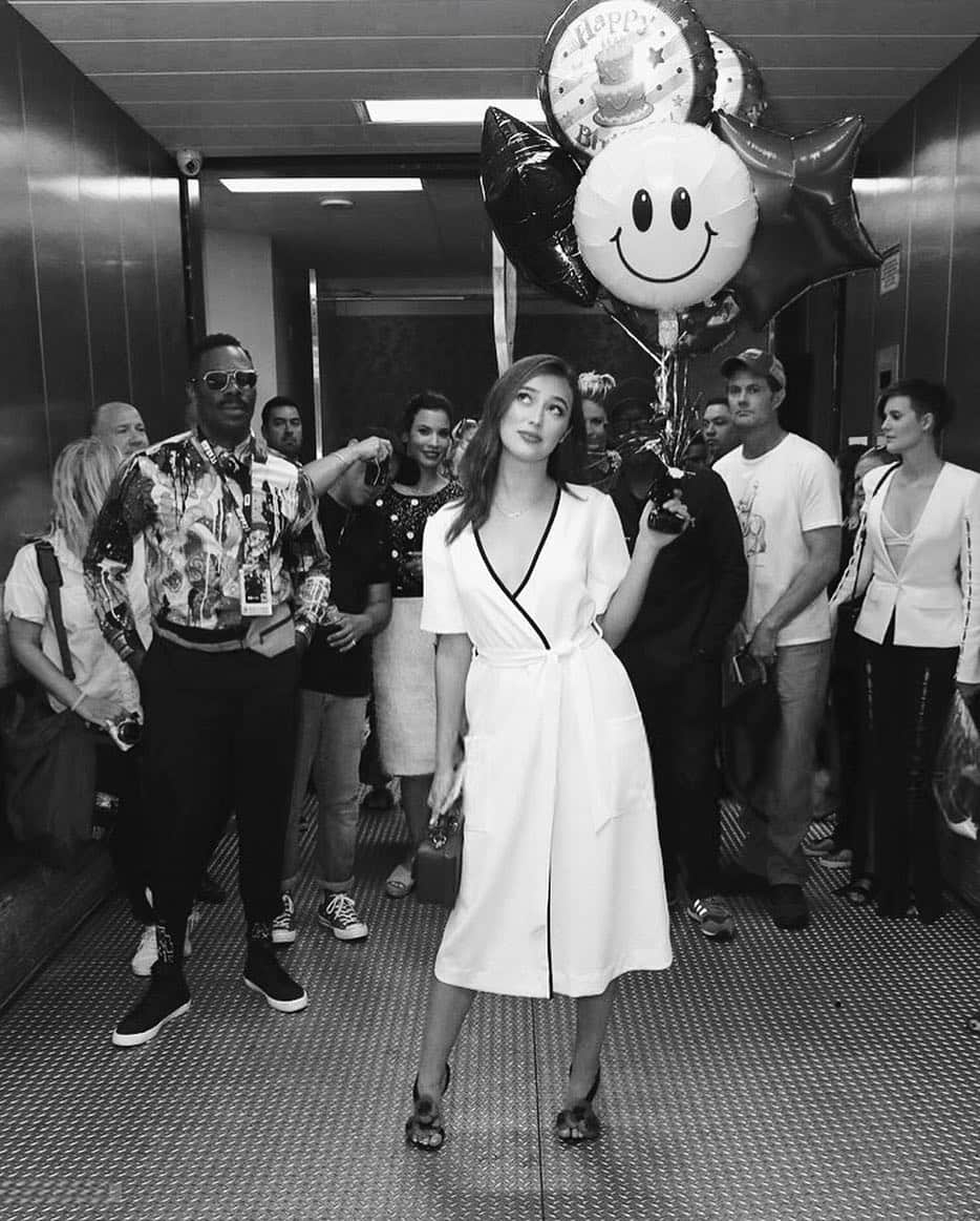 アリシア・デブナム・キャリーのインスタグラム：「Don’t mind me. Just more of me being obnoxious on my birthday. Did you know it’s my birthday? It’s my birthday. 🍰」