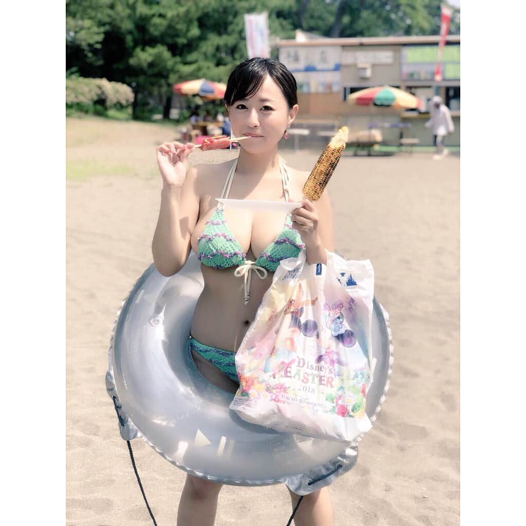 水樹たまさんのインスタグラム写真 - (水樹たまInstagram)「はしゃぎすぎてよく分からなくなってる人  #curvygirl #bikini #swimwearshoot #mizukitama #bigboobsgirls #japanesegirl #海行ってきた #とうもろこし好き#水樹たま #夏満喫 #浮き輪抜けないからそのまま #followme #夏 #summer #谷間メシ」7月21日 11時41分 - mizukitama