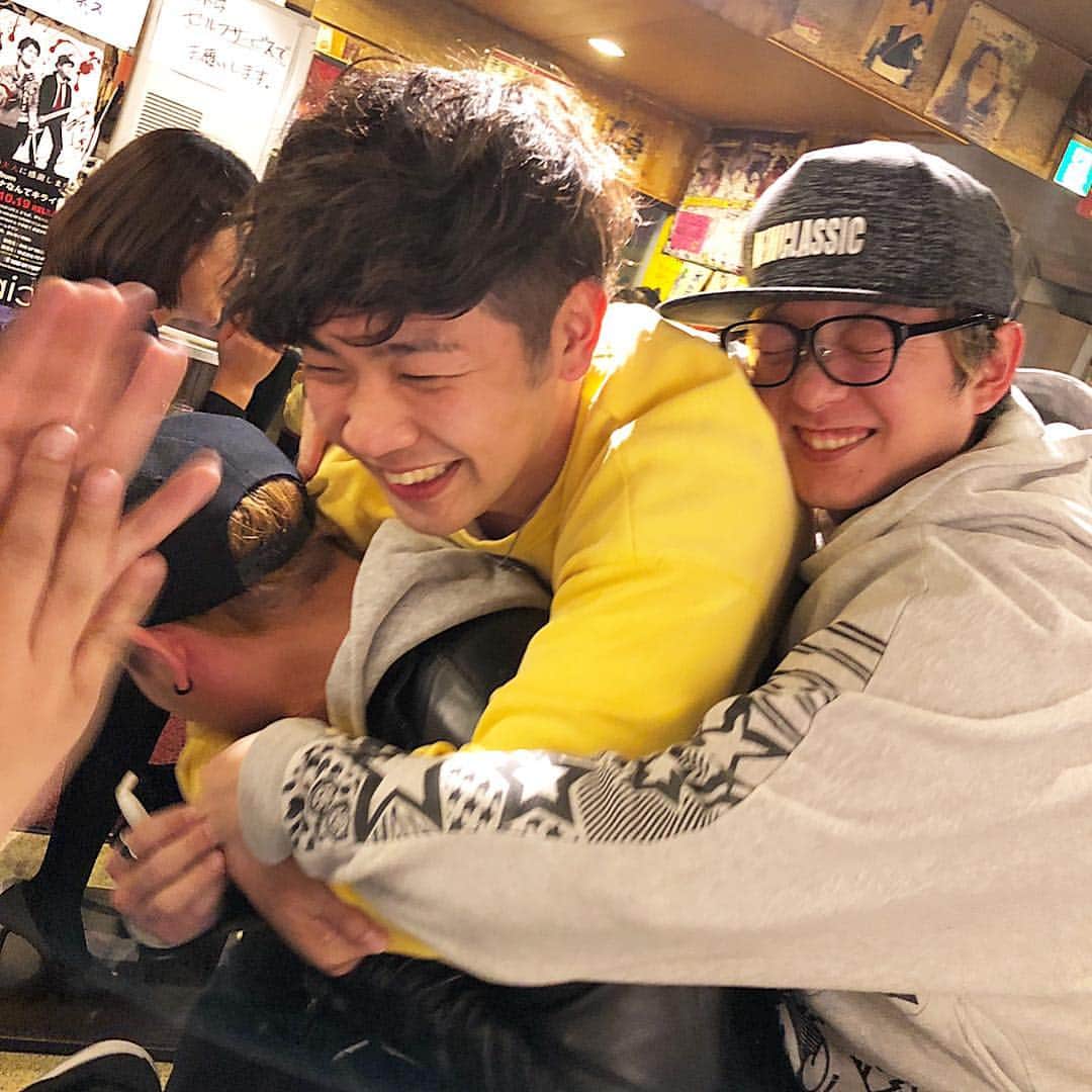 MOCAさんのインスタグラム写真 - (MOCAInstagram)「. . 福岡の居酒屋で ヒデとロバーとマナビーが 僕の前で抱き合った写真をどうぞ❤️ . #ベリーグッドマン .」7月21日 12時11分 - moca_berrygoodman