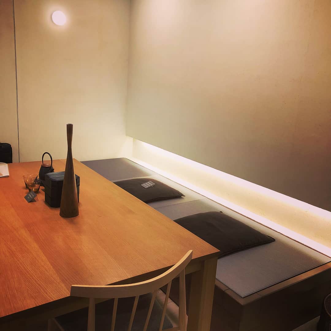 Team Next(神戸都市開発) のインスタグラム：「こんなダイニングスペースはいかがでしょうか？ ダイニングテーブルにちょうど良い座り心地の畳コーナーを合わせて椅子がわりに😆  そしてほんのり壁側には間接照明を！  いいね！フォロー #ありがとう ございます。  #home #japan #architecture #interiordesign  #interior #kobe #暮らし #間接照明 #ダイニング #ダイニングスペース #ダイニングテーブル #homestyle #インテリア #神戸 #シンプル #日々 #myroom #マイホーム #ナチュラル #myhome #暮らしを楽しむ #家 #シンプルライフ #丁寧な暮らし #注文住宅 #リビング #フォローお願いします #followme」