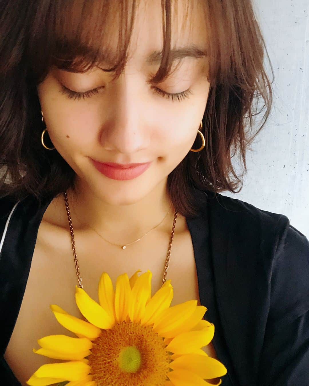 谷まりあさんのインスタグラム写真 - (谷まりあInstagram)「お花は欠かせない☺️☺️🌻今日も素敵な一日を🖤 #maria_flower」7月21日 12時26分 - mariaaaa728