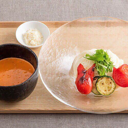 スープストックトーキョー 公式さんのインスタグラム写真 - (スープストックトーキョー 公式Instagram)「「オマールつけ素麺」レシピ公開中！📣 ． 日本テレビ系列「#メレンゲの気持ち」の放映を ご覧いただいた皆さま、ありがとうございました。 ． 今回の番組でご紹介いただいた、 冷凍スープの「オマール海老のビスク」を使った 「オマール海老のつけ素麺(そうめん)」。 夏の暑い時期にも食が進む、 おすすめのお召し上がり方です。 ． プロフィールトップよりレシピをご覧いただけます。 ぜひふだんの食卓でもお試しください。🏠 ． また、スタッフによる23日週のおすすめスープ １位「久米島産もずくとオクラのスープ」 ２位「トマトと夏野菜のガスパチョ」 ３位「8種の野菜と鶏肉のスープ」 もご用意いたします。 来週もお待ちしております。🌻 . #soupstocktokyo#soupstock #スープストックトーキョー#スープストック #家で食べるスープストックトーキョー #オマール海老のビスク#冷凍スープ#冷凍スープアレンジレシピ#アレンジレシピ#そうめん#そうめんアレンジ#素麺#素麺アレンジ#つけそうめん#つけ素麺」7月21日 13時31分 - soupstocktokyo
