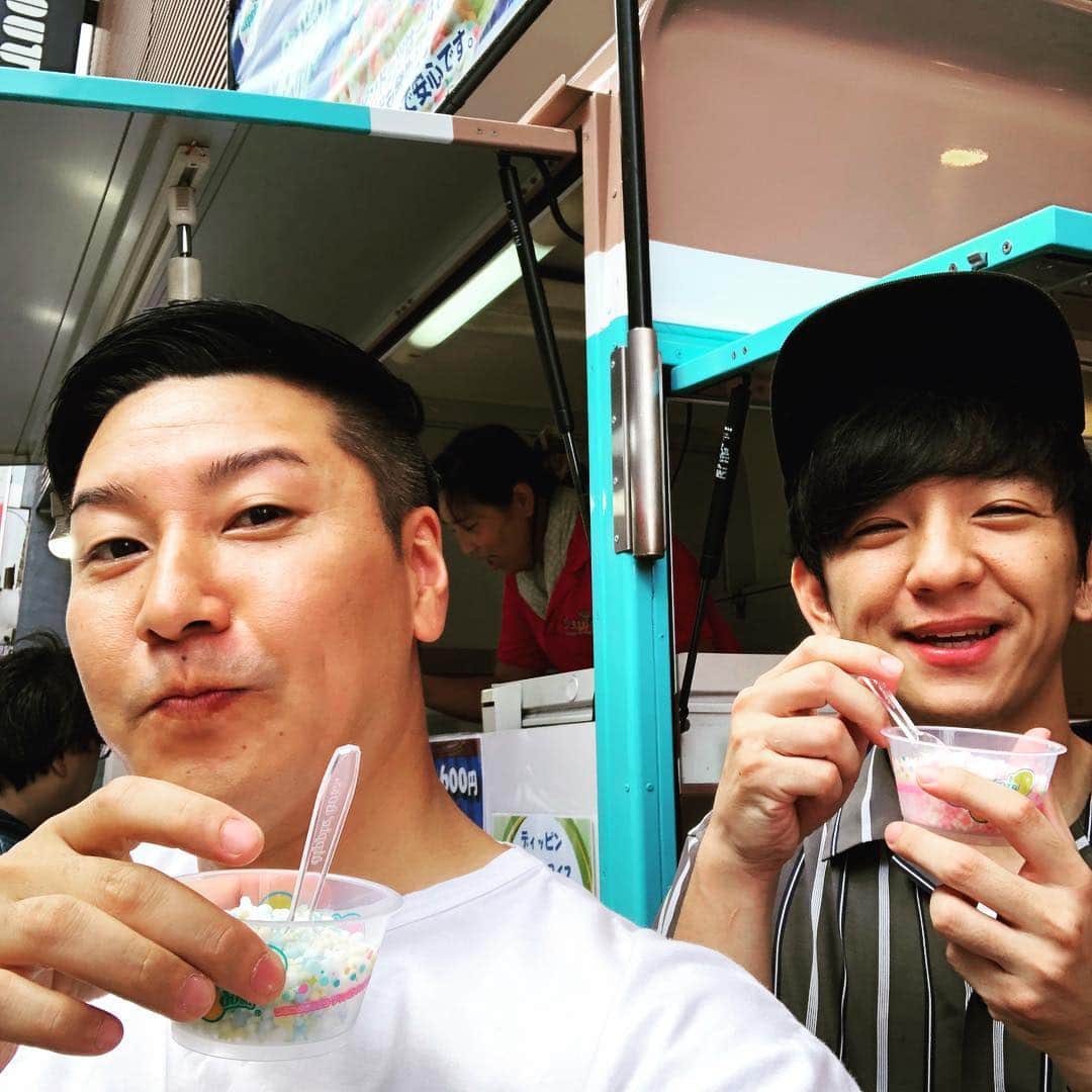 長田庄平のインスタグラム：「大宮で友達とつぶつぶアイスを買うという日 #劇冷たい #ドライアイス #こんなに冷たかったか #舌持ってかれる #うまい #パンサー向井 #チョコレートプラネット長田」