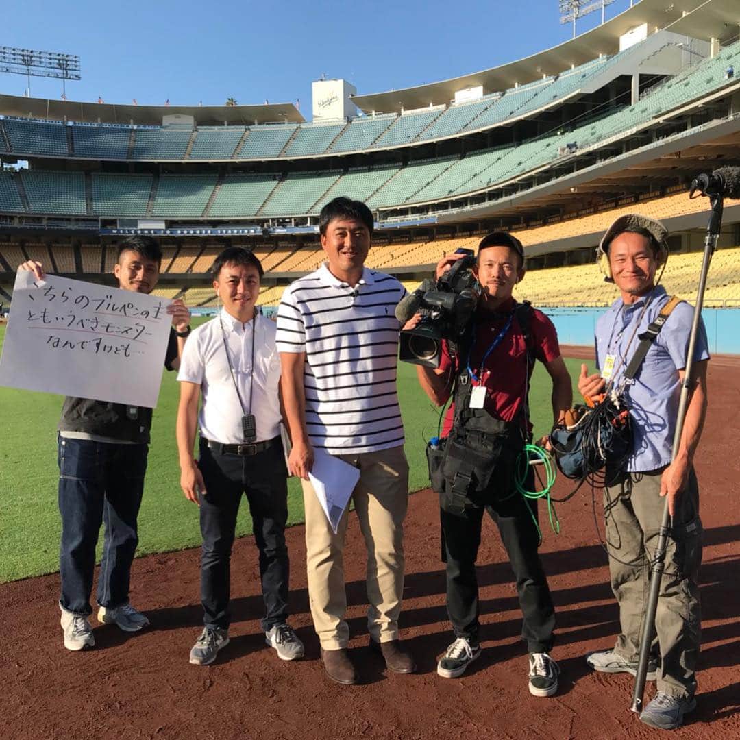 石井一久のインスタグラム：「メジャーリーグ取材、ロサンゼルス現地から中継しました。 中継前のディレクターのピリピリ感ハンパなく雰囲気悪かったですが、中継も終わり普段の温厚な性格に戻る。 仕事に熱い人は大好きだけど、人の温度計る僕としてはホッとした瞬間だ！ #二重人格#普段は優しい#仕事熱心#それは僕も」