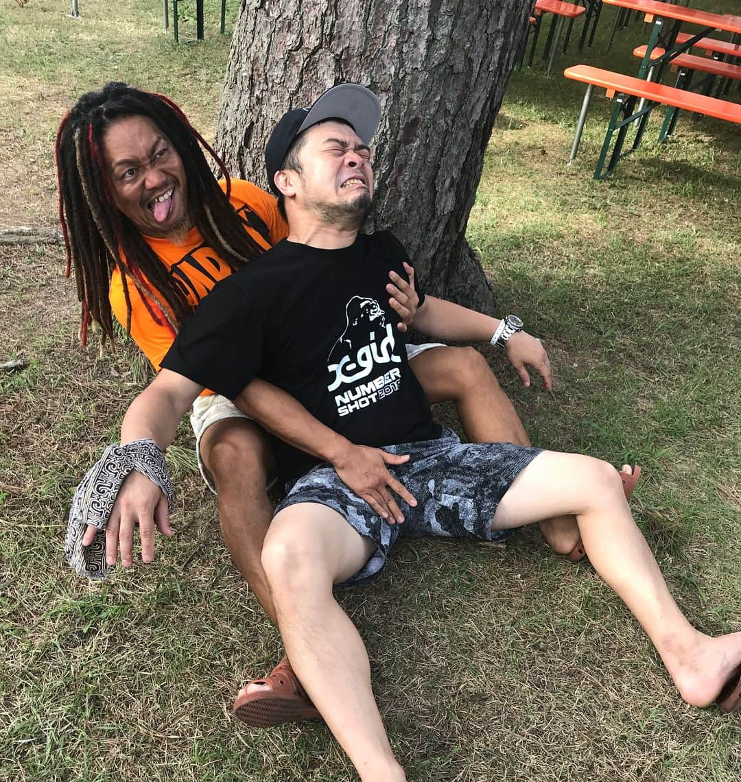 マキシマム ザ ホルモンさんのインスタグラム写真 - (マキシマム ザ ホルモンInstagram)「本日は福岡の野外フェスNUNBERSHOT!  野狐禅の時から超絶大好きだったこの人をペッティングさせてもらいました。今日も魂をチンピクさせてくれる歌声と歌詞にぶちかまされました。 しかも竹原ピストル君もたまたまVICの便所サンダルを履いていたので、僕のホルモンロゴ入り特別VIC便サンと交換しました🤘  関係ないけど、本日のTシャツはコアチョコ から頂いた「ガンバの冒険」Tシャツ。イタチのノロイ怖かったよねー。。 byマキシマムザ亮君  #マキシマムザ亮君ペッティングシリーズ ＃ペッティングしてほしいアーティスト募集中 #numbershot  #マキシマムザホルモン  #竹原ピストル  #便所サンダルダンス  #ハードコアチョコレート  #りょっくんサマーランド焼け」7月21日 16時51分 - mth_official_33cjl