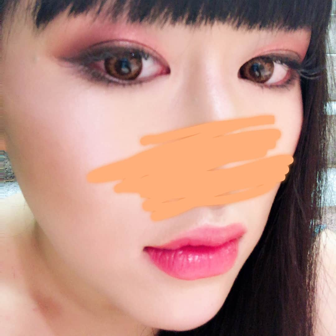 夏すみれさんのインスタグラム写真 - (夏すみれInstagram)「夏なんでメイクもオレンジにしてみた！ . 1〜2枚目は大人っぽくオレンジ〜ブラウングラデ . 3〜４枚目は全体にオレンジを塗ってから真ん中にゴールドで元気な感じ . 全て #nyxcosmeticsjp の #UTシャドウパレット ミックスフィニッシュ 08を使用」7月21日 17時12分 - sumire_natsu_official