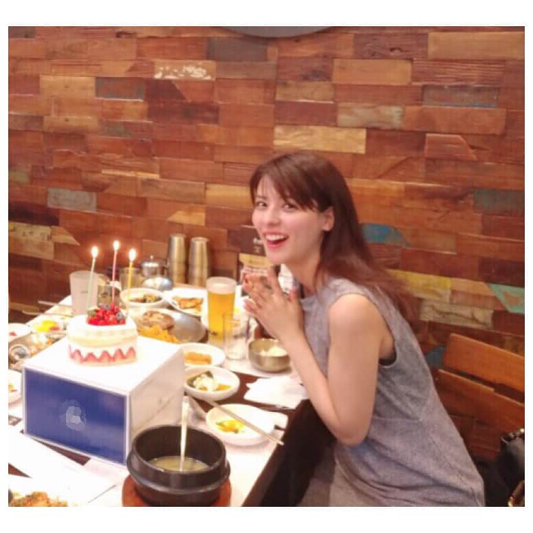 藤井美菜さんのインスタグラム写真 - (藤井美菜Instagram)「. 誕生日前日は韓国で打ち合わせをしていて、スタッフの方々がお誕生日のわかめスープとケーキを用意してくださいました🎉！お誕生日にわかめスープを食べるシーンは韓国ドラマでたくさん見ていたので、実際に食べられて嬉しかったです🎂 생일 전날에 한국에서 미팅이 있었는데요. 스탭분들이 생일 미역국과 케이크를 준비해 주셨습니다🎉! 생일에 미역국을 먹는 장면은 한국 드라마에서 많이 봤었으니 실제로 경험할수 있어서 기뻤습니다🎂 #韓国#한국#Korea#ソウル#서울#Seoul#誕生日#생일#birthday#🎂#美菜私服」7月21日 18時13分 - fujii_mina_0715