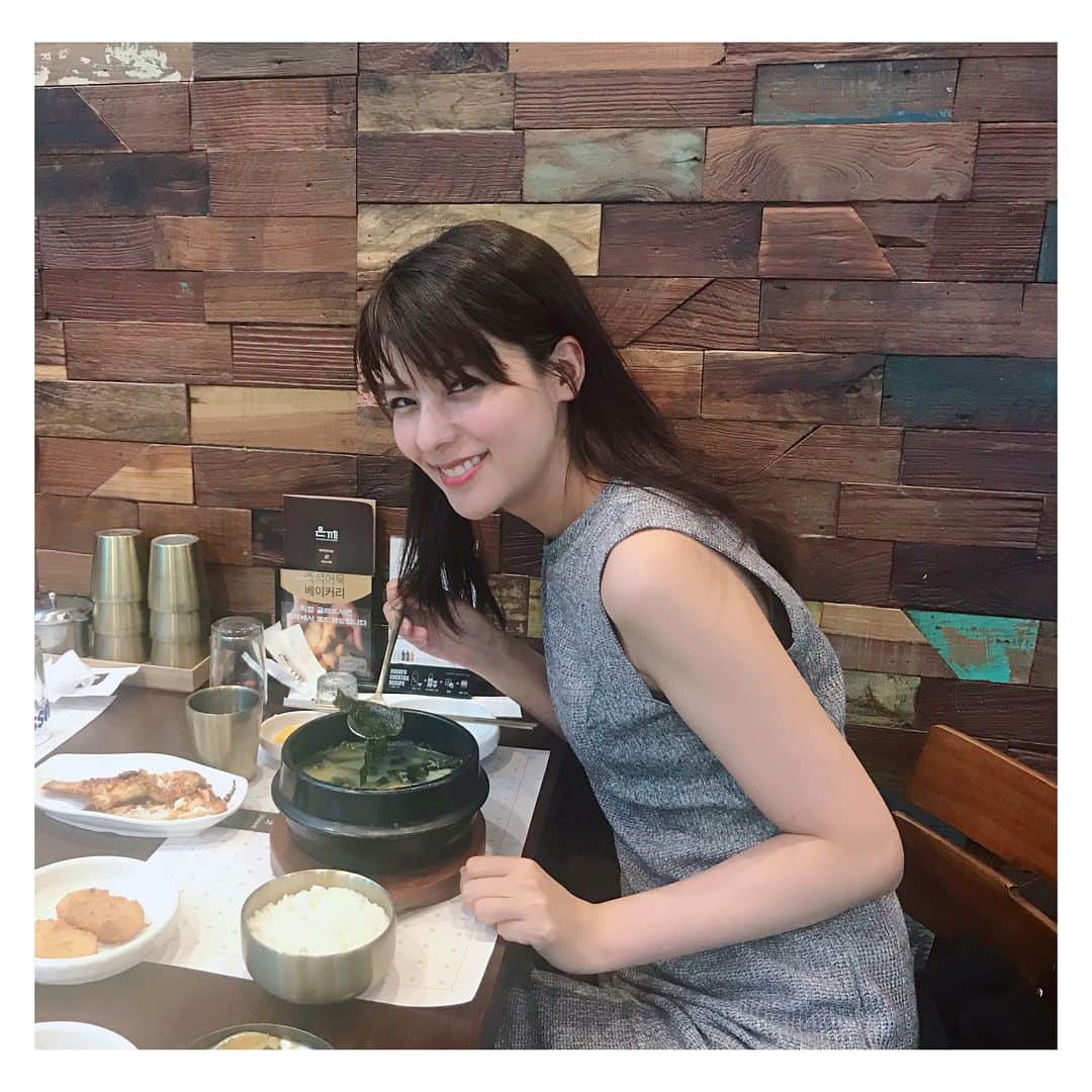 藤井美菜さんのインスタグラム写真 - (藤井美菜Instagram)「. 誕生日前日は韓国で打ち合わせをしていて、スタッフの方々がお誕生日のわかめスープとケーキを用意してくださいました🎉！お誕生日にわかめスープを食べるシーンは韓国ドラマでたくさん見ていたので、実際に食べられて嬉しかったです🎂 생일 전날에 한국에서 미팅이 있었는데요. 스탭분들이 생일 미역국과 케이크를 준비해 주셨습니다🎉! 생일에 미역국을 먹는 장면은 한국 드라마에서 많이 봤었으니 실제로 경험할수 있어서 기뻤습니다🎂 #韓国#한국#Korea#ソウル#서울#Seoul#誕生日#생일#birthday#🎂#美菜私服」7月21日 18時13分 - fujii_mina_0715