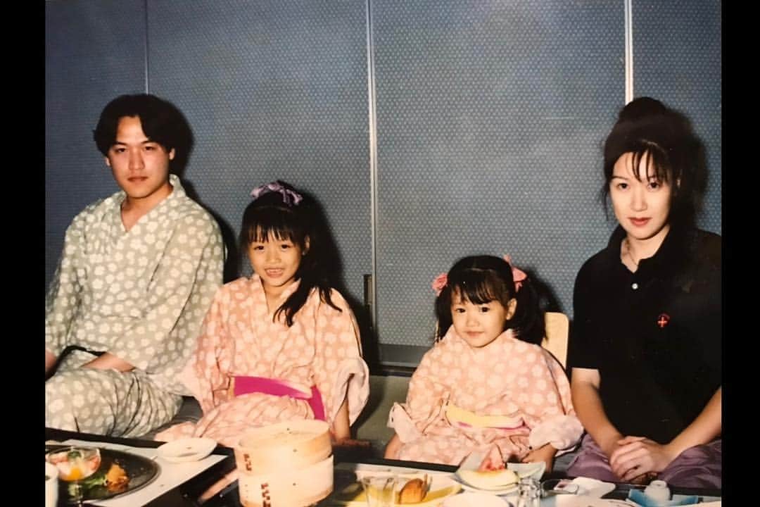三浦萌のインスタグラム：「はじめてのせるよ、いつかの家族写真 パピー、葵、萌、マミー」