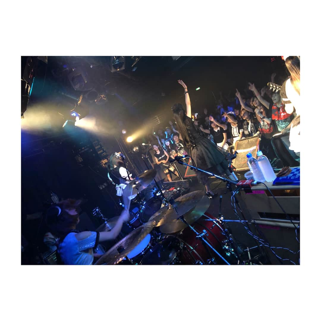 廣瀬茜さんのインスタグラム写真 - (廣瀬茜Instagram)「2018.7.19 BAND-MAID × eggman presents 5th Anniversary お給仕 day2 「eggwoman　～フローラルな夜～」 . お嬢様限定お給仕👧🎀 . フローラルな夜という事で、なんとこの日だけ特別に会場をフローラルな香りにするという、香りの演出も行いました🌸香りの演出は初めての試み！！ . ライブハウスが良い匂いって素敵✨ . 会場のBGMも、かなみのシンガーソングライター時代の曲、小鳩の〇〇〇〇時代の曲(笑)、私とMISAは前のバンドの曲などなど、メンバーの過去の思い出ソングを流していたのです！！ かなみの歌声可愛かったね〜☺️❣️ . メイド服を着てくれているお嬢様もたくさんいて、とーっても嬉しかったです💖メイド服着て遊びに来てくれる女の子がもっと増えてくれたら嬉しいなぁ〜♪ . 女子会トークも本当に楽しかった！！ また今年も素を出しすぎてしまった笑 . またお嬢様限定お給仕したい😋」7月21日 19時59分 - akane_bandmaid