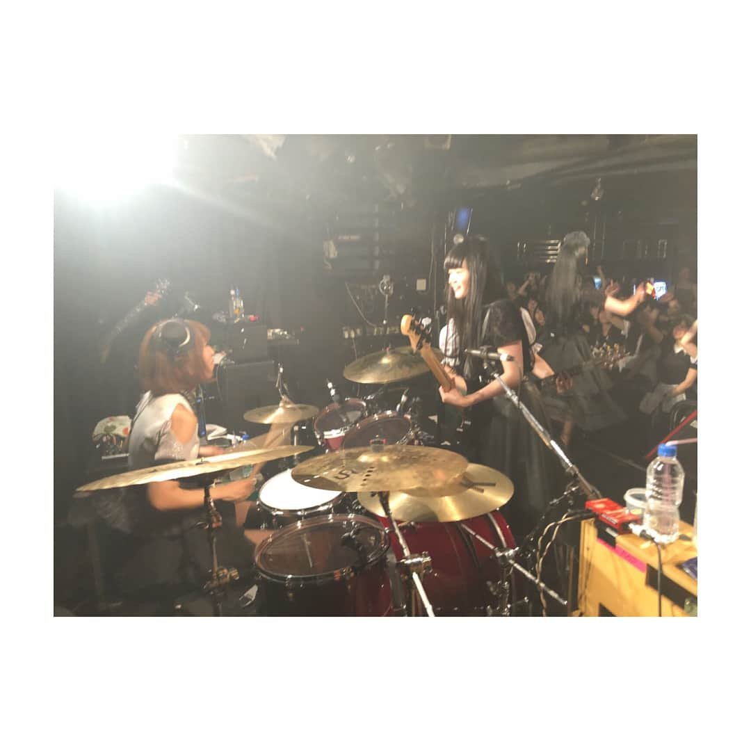 廣瀬茜さんのインスタグラム写真 - (廣瀬茜Instagram)「2018.7.19 BAND-MAID × eggman presents 5th Anniversary お給仕 day2 「eggwoman　～フローラルな夜～」 . お嬢様限定お給仕👧🎀 . フローラルな夜という事で、なんとこの日だけ特別に会場をフローラルな香りにするという、香りの演出も行いました🌸香りの演出は初めての試み！！ . ライブハウスが良い匂いって素敵✨ . 会場のBGMも、かなみのシンガーソングライター時代の曲、小鳩の〇〇〇〇時代の曲(笑)、私とMISAは前のバンドの曲などなど、メンバーの過去の思い出ソングを流していたのです！！ かなみの歌声可愛かったね〜☺️❣️ . メイド服を着てくれているお嬢様もたくさんいて、とーっても嬉しかったです💖メイド服着て遊びに来てくれる女の子がもっと増えてくれたら嬉しいなぁ〜♪ . 女子会トークも本当に楽しかった！！ また今年も素を出しすぎてしまった笑 . またお嬢様限定お給仕したい😋」7月21日 19時59分 - akane_bandmaid