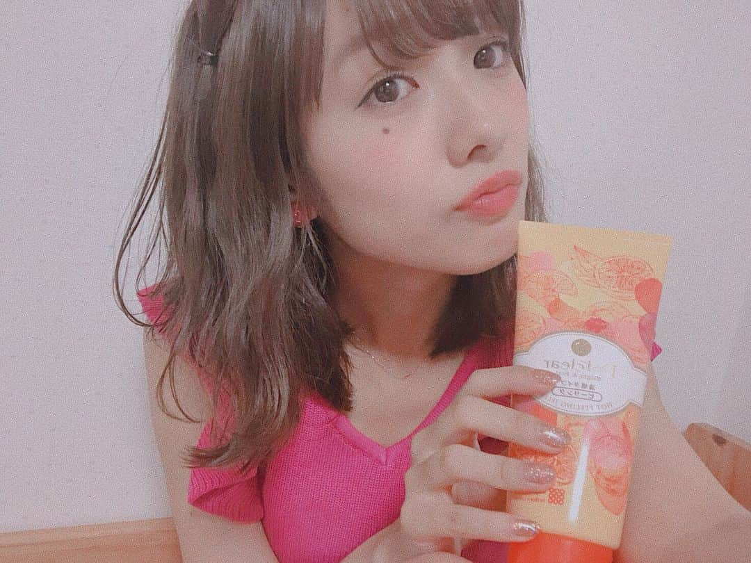 前田希美（まえのん）さんのインスタグラム写真 - (前田希美（まえのん）Instagram)「濡れた手でも使えるピーリングジェリー。 お風呂で小鼻など気になるところに、 優しくマッサージすると肌がツルツルになって化粧水の浸透もよくなるし、 メイク前に使うと化粧ノリも良くなります。  #detclear  #お風呂でDET  #ピーリング  #ホットピーリング  #毛穴ケア  #PR  @meishoku_corporation」7月21日 20時27分 - maeda_nozomi