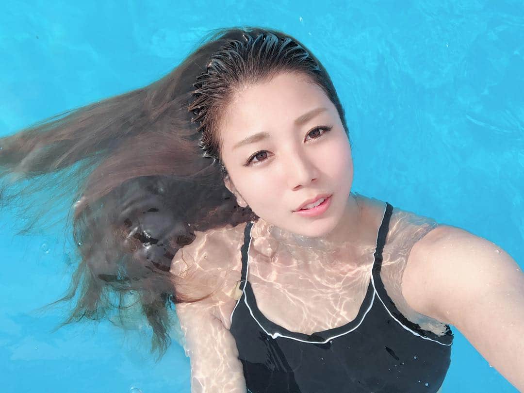 青木愛 青木愛さんのインスタグラム写真 - (青木愛Instagram)「プールロケ🏝🐳 ぷかぷかパシャリ🧜🏻‍♀️📱  この日いい天気やったから、すっごい日焼けした☀️ 水着型くっきり🌚👙」7月21日 20時48分 - aiaoki_official