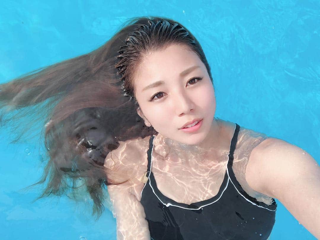 青木愛さんのインスタグラム写真 - (青木愛Instagram)「プールロケ🏝🐳 ぷかぷかパシャリ🧜🏻‍♀️📱 この日いい天気やったから、すっごい日焼けした☀️ 水着型くっきり🌚👙」7月21日 20時48分 - aiaoki_official