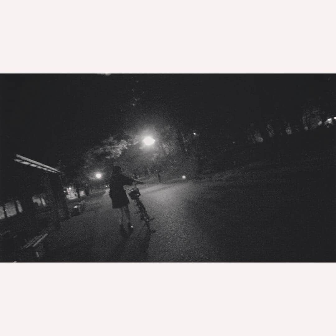 PONさんのインスタグラム写真 - (PONInstagram)「夏の夜にひかれていく自転車は青春感があって好きです。久しぶりに乗ってみたらちょっとこわかったです。」7月21日 20時58分 - oresama_pon