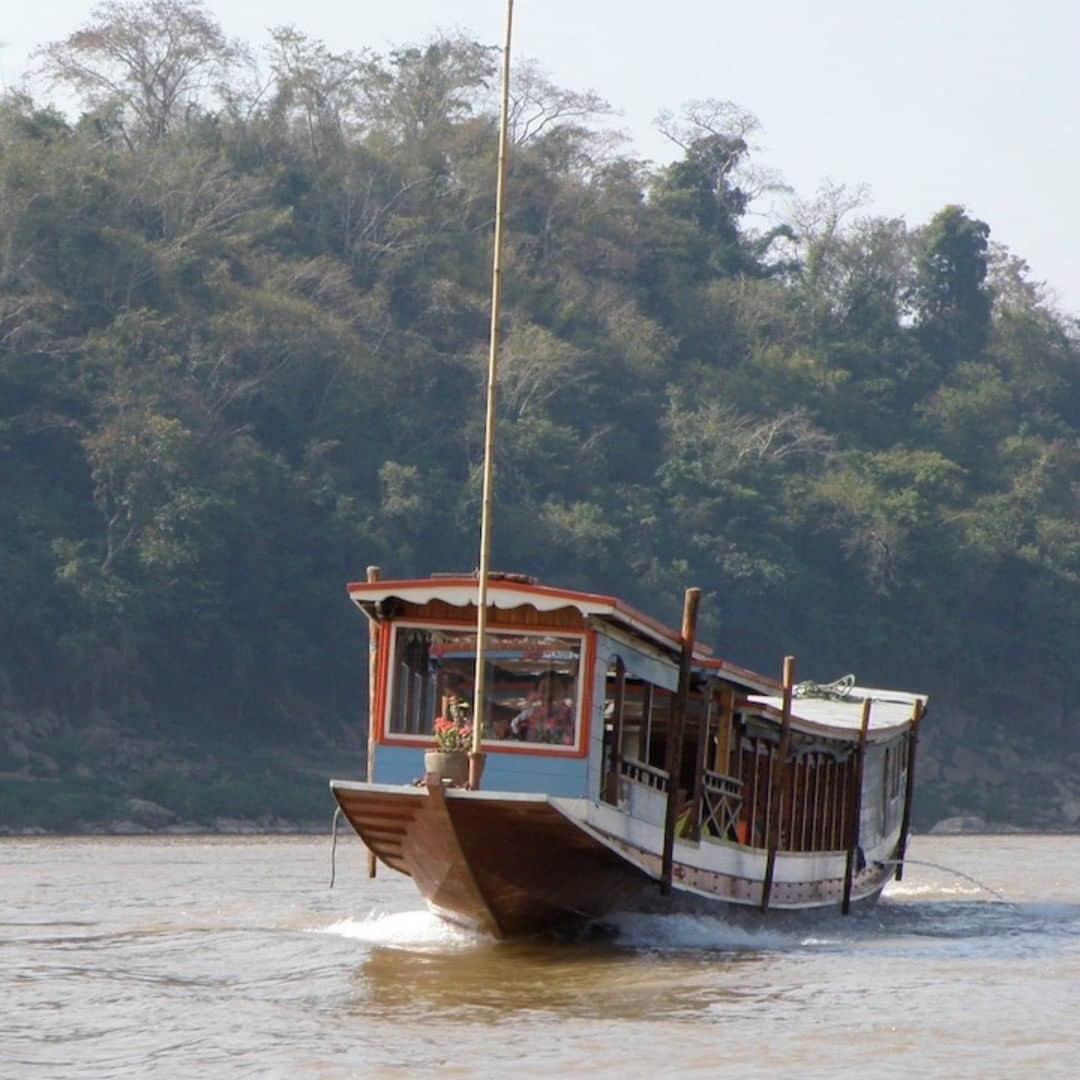 TRAVEL PLANETさんのインスタグラム写真 - (TRAVEL PLANETInstagram)「#laos #luangprabang #ラオス #ルアンパバーン #メコンクルーズ #世界見聞LOG . .  延々と 流れるメコンに 同化した 電車のように 細長い船  東南アジア唯一の内陸国ラオスは海がない代わりに国土をつら抜いてメコン川が流れています。この大河を行き交う船は列車のように縦に長いユニークなスタイル。クルーズ観光が盛んで世界遺産の街ルアンパバーン発着のツアーがおすすめです。  #トラベルプラネットでラオスの旅」7月21日 21時03分 - traveling_producer