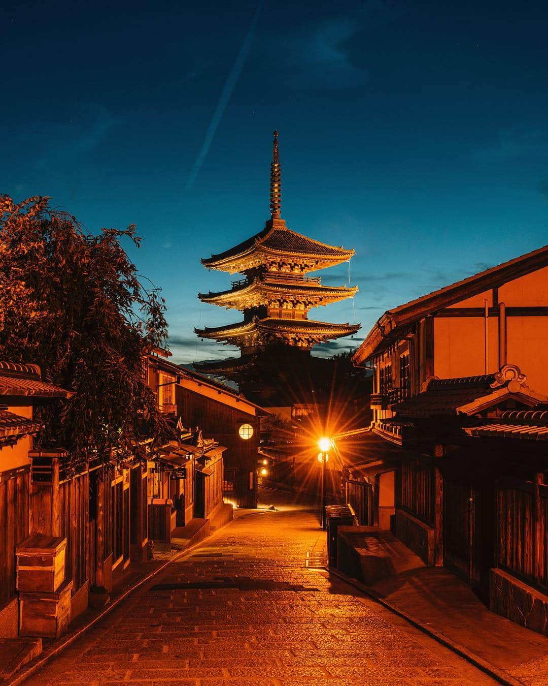 京都いいとこフォトさんのインスタグラム写真 - (京都いいとこフォトInstagram)「. 夜の八坂の塔 . Yasaka pagoda at night. . Date : 2018.7.10 Location : #八坂の塔 #Yasakapagoda Photo : @kohei713 .」7月21日 21時20分 - kyoto_iitoko