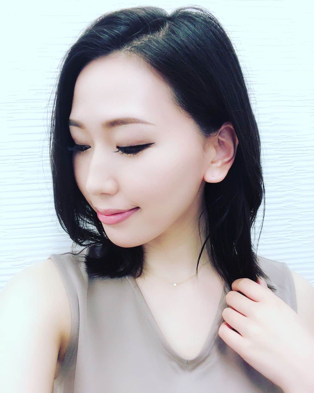 佐山愛のインスタグラム：「・ TCB式小顔美肌再生と小顔脂肪溶解BNLS注射の 施術を受けてから1ヶ月経ちました✨ ・ 私自身、糸入れたっけ？って忘れてしまうくらい ツッパリ感とかまるでなくなったし、 東京中央美容外科 中野院 @tcbnakano の リフトアップは小顔効果だけでなく、 お肌の再生力も底上げしてくれるから お顔全体にハリも出てきてWの効果に大満足〜❤️ ・ ・ しわやたるみも含めて、 綺麗に年を重ねられたらそれでいいと思ってたけど、 やっぱりなくていいものはあるよね！笑 ・ はたから見たらあまり気にならないことでも、 ほうれい線やだなぁ〜とか たるんできたなぁ〜って一度気づいてしまうと 鏡を見るたびそこばっかり目がいっちゃって。 ・ けど、最近ではお顔の調子が良すぎて スキンケアするときもメイクするときも るんるんなのです♪♪ ・ 頬だけじゃなく、気持ちまであげてもらえた感じ🤗 ・ 真梨子先生 @drinouemariko  本当に本当にありがとうございまーーーす❤️ ・ ・ #東京中央美容外科中野院 #東京中央美容外科 #美容外科 #中野 #TCB式小顔美肌再生  #小顔脂肪溶解BNLS注射 #リフトアップ #井上真梨子 #ミスワールド #PR」