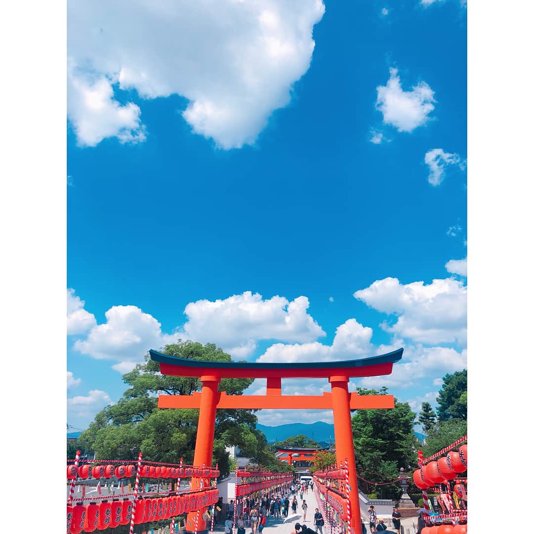 小林恵美のインスタグラム：「Day trip to Kyoto with @rekish_mikako  Thank you for showing us around, @10com_nj 😉❤️ #伏見稲荷 #そば処京乃四季 #寺田屋 #市比賣神社 #岡崎神社 #茂庵 #鴨川 #再び伏見稲荷 #知らないと絶対行けない茂庵っていうカフェぜひ行ってみてほしい🌳🌳🌳」