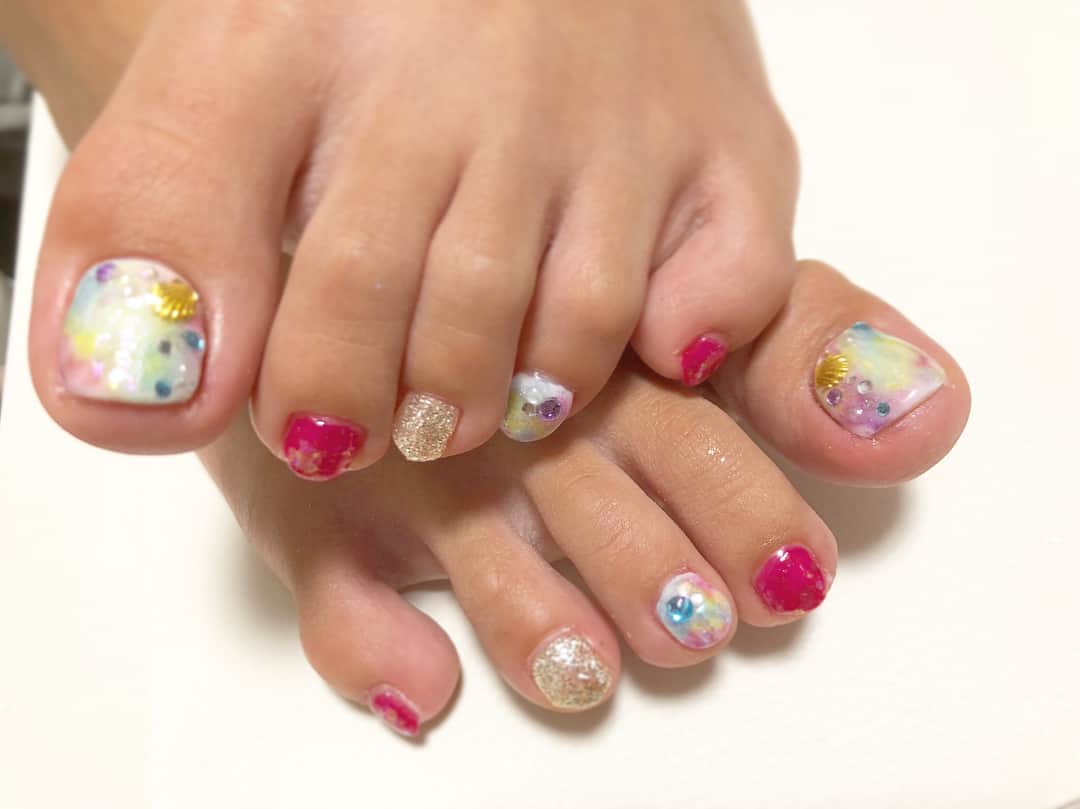 木浪しほのインスタグラム：「💅🌺👣🌺💅 、  高校の同級生のちあきにフットやってあげた💕🌺 夏らしく🌴！ ちなみに、6月7日の出来事ですw 、 横浜の#スパイアス で1日だらーっと温泉入ったり岩盤浴したり昔話したり、ほんと高校時代に戻った気持ちで、めっちゃ楽しかった💕💕 、 どんだけ久し振りに会ったの？ってくらい久し振りだったのに、お互い相変わらずでした💕💕 、 一番最後のプリは社会人1年目の7年前のプリ😂😂 2人とも若い、、、笑笑 、 #きなネイル#セルフネイル#セルフネイラー#ジェルネイル#フットネイル#夏ネイル#2018夏ネイル #カラフルマーブル#夏ネイル#オーロラフィルム#マーブルネイル#selfnail #gelnail #footnail #summernails #marblenails #高校の同級生#ちあきなみ#元ハンドボール部#こげぱそ」