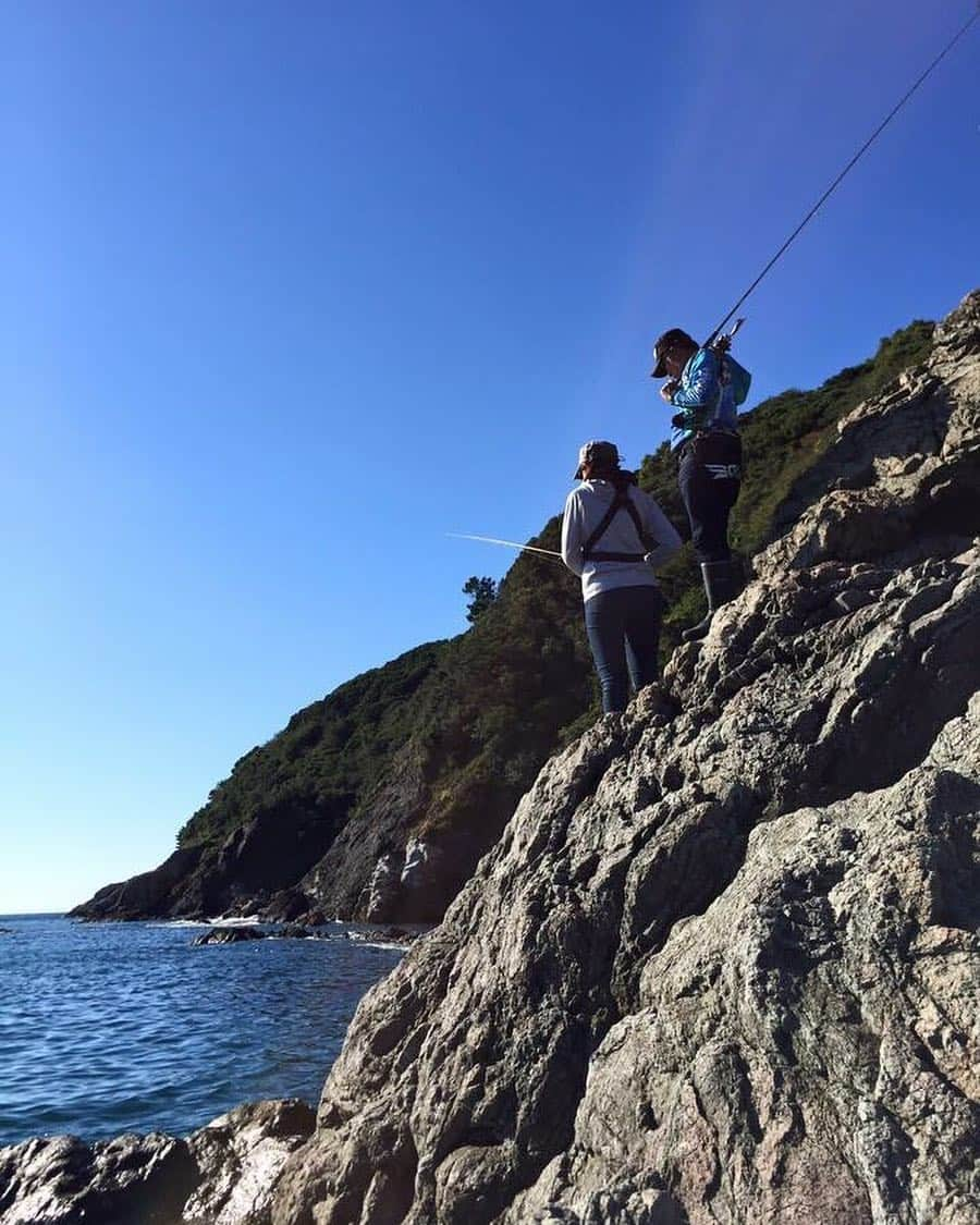 あいさのインスタグラム：「. 重見さんとエギングに行った時の写真で 載せてなかった写真！ これもう絶対落ちるやんってところでやってたのが懐かしい… 海釣り楽しいし、磯釣りすごく楽しいんですけど 何がって 足一歩でも踏み間違えたら落ちて海に沈むかもしれんと心配してしまうと動けなくなってました。笑 磯釣りの時は私が磯から磯に移動するのを怖がりすぎてたのがすごく記憶に残ってます😂😂 . #エギング #最近エギングってあんまりないんですか #イカ #思い出 #重見さん #ザヒット #この時期のバス釣り楽しそう #って放送見ながら思ってます笑 #낚시 #일상 #데일리 #바다 #여름 #summer #fishing #sea #ocean #instadaily」