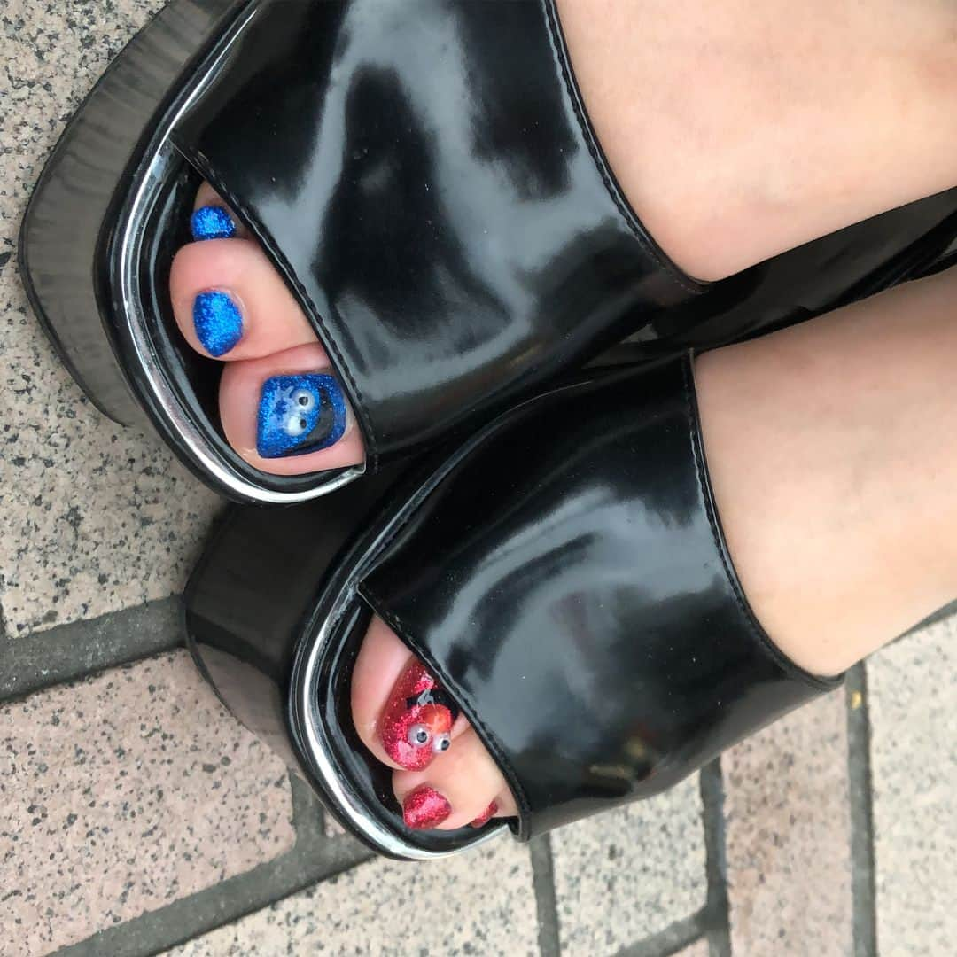 木浪しほさんのインスタグラム写真 - (木浪しほInstagram)「💅👣🍪👣💅 、 職場の後輩にやってあげたよ💕 飯尾さんとは月1カラオケオール♡🎤 今回はカラオケの薄暗い中でせっせとがんばった😂😂 、 アートすごい苦手だけど雰囲気はすごいかわいい💕💕 、 #セサミストリートネイル #クッキーモンスターネイル  #エルモネイル 、 #きなネイル#セルフネイル#セルフネイラー#ジェルネイル#フットネイル#夏ネイル#2018夏ネイル #夏ネイル#selfnail #gelnail #footnail #summernails」7月22日 10時18分 - kinami__nu