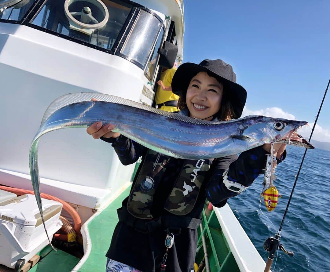 のインスタグラム：「. . 7月20日はタチウオテンヤ🎣 . . 今回は"あままさ丸"にて外房でのタチウオ調査へ！ . あままさ丸ではタチウオ船(午前船)として出船しているので、餌天秤はもちろんジギングやテンヤが可能🙆‍♀️ . 乗合船でオープンにしてテンヤが出来るのはとても嬉しい🤤🎉 . . 40〜90mの層を中心に探り、使用したアンチョビドラゴンテンヤは50号(190g)がメイン✍ 水深によって40号も使用しましたよ🏋️‍♀️ . 吉岡プロオススメのロッドは青帝プライザの210H🎣 (もしくはベイトロッドのMH) . ハーフピッチ3回＋止めの誘い方でトーンｯｯ！とテンヤを下から突かれるのが明確に分かったから、即合わせ😎🎣 ジギングとも違うこの釣り方が面白かった🙋‍♀️♥️ . バス釣りしかしないという千葉の営業担当チャーリーは初のテンヤだったけど、この日1番よく釣ってました☺️🎣 . そういえば、餌天秤よりもテンヤで釣った方が、型が良かった感じもしたなぁ🤔 . . 船宿への受付集合は3:45⏰ 4:20分出船で、納竿は11:00🚢 午後を有意義に過ごせる半日釣行というのも魅力✨ . . まさき船長と中乗りのしあき君、ありがとうございました🙇💕 . . #photography #千葉県 #いすみ市 #大原漁港 #あままさ丸 #fishing #fishinglife #タチウオ #タチウオテンヤ #釣り #jackall」