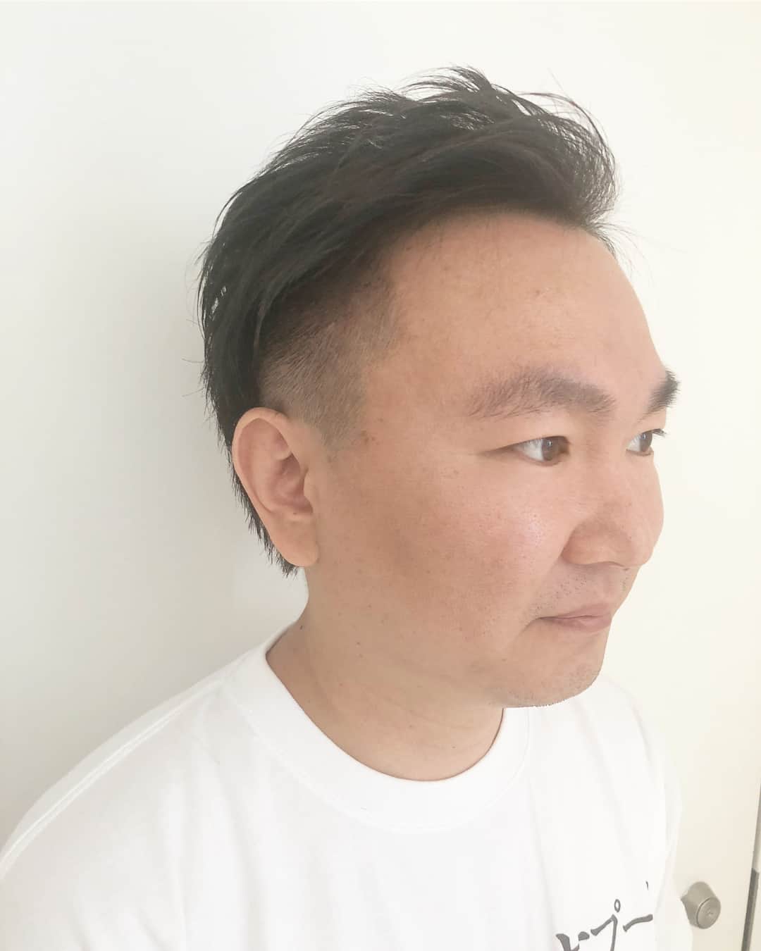 木村直人さんのインスタグラム写真 - (木村直人Instagram)「おはようございます。  芸人の「かまいたち 山内健司さん」  @sneakerkenji0117  が、髪やりにきてくれました。  僕は男性顧客は数えるほどしかいません。  色々こだわりが強いので。  東京進出という事で… 「木村さん切ってもらえますか？」 と…  元々、山内さんとは友人を介してLINE友達でして…  実は…  当時全く知らなかった…  ものすごく失礼な話になるのですが、僕はあまりお笑いを見ないというか…  ネット大好き人間なのでほぼネットしか見てないんですよね。。。 なので、芸人さんという事は存じてましたが、よくわからずに交流をとってました。  その山内さんの人柄は本当にいい人で。  むしろ芸人なのかなー？ってくらい常識人で優しい方でした。  仕事でもメキメキと活躍の場を広げられていて、キングオブコント優勝などとてもすごいですよね。  もちろんお引き受けしましょうと。  意味不明にライブとかしながらw  これでええんかな？w  芸人なんでほぼ冗談でしか髪切ってないですねw  状態通じない芸人とか嫌ですからね笑笑  気に入っていただけたようでなによりです。  何故か不思議な事に髪切ってる人はめちゃくちゃ活躍される傾向にあるので、山内さんもハイパーになる事を祈っています。  今後もLINE友達としてもよろしくお願いします。 ＊注 男性のご予約はご紹介のみとなっております。ご了承ください。  #かまいたち #山内健司 #ヘアスタイル #美容師 #美容学生 #お笑い #キングオブコント」7月22日 9時53分 - air_kimura